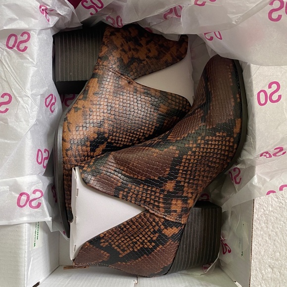 NEW SO Angelfish Snakeskin Pattern Brown Bootie Boots - Picture 7 of 7